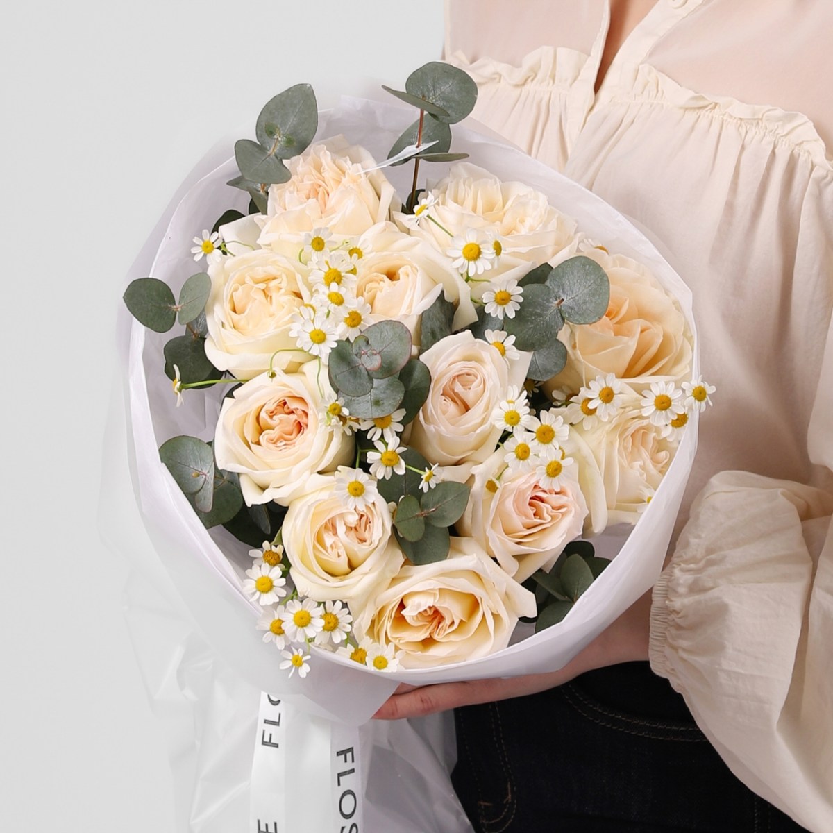 Пионовидные розы с ромашкой